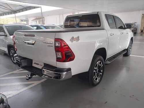 Toyota Hilux 2.8 D-4D TURBO DIESEL CD SRX 4X4 AUTOMÁTICO