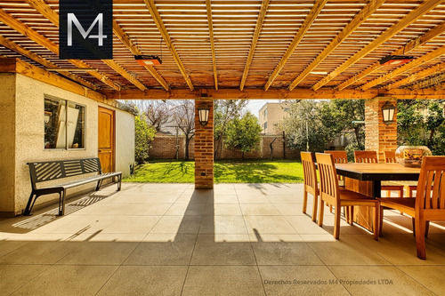Casa En Venta De 4 Dorm. En Ñuñoa