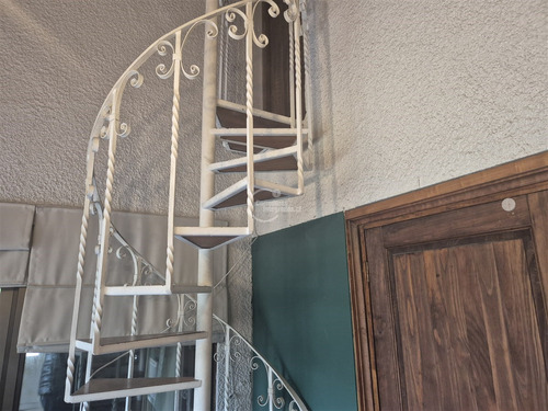 Casa En Venta De 6 Dorm.en Lo Barnechea.calle Cerrada.