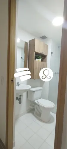 Apartamento Con Parqueadero Privado Y Cuarto Útil.