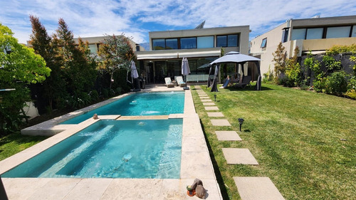 Casa En Arriendo Amoblada De 5 Dorm. En Colina