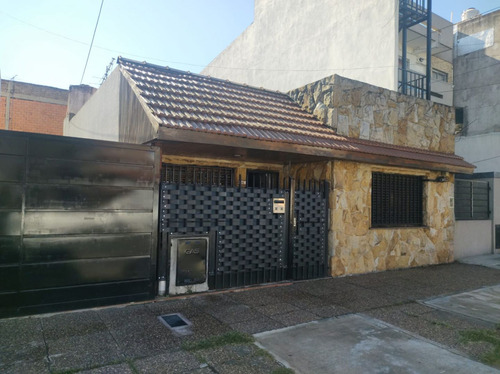 Chalet 4 Ambientes Con Cocheras Piscina Escucha Oferta