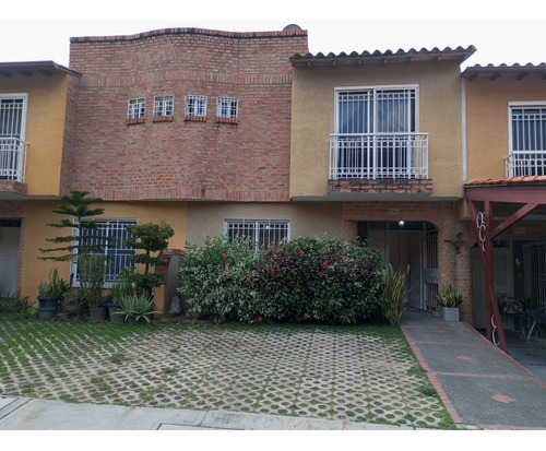 Se Vende Town House En Altos Del Rincon Mañongo