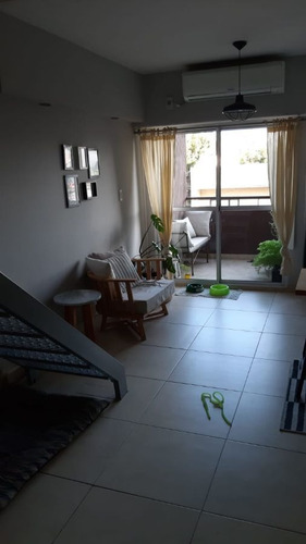 Imagen 3 de 6 de Departamento Tipo Duplex Con Escalera De 2 Ambientes En Versalles
