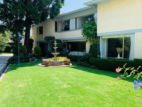 Santa Catarina, Casa Rodeada De Jardín, En Venta