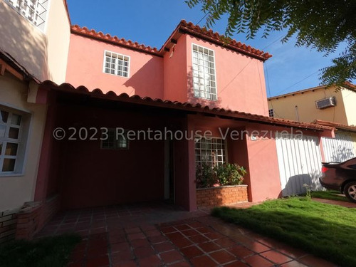 Casa En Venta La Ribereña Cabudare Codigo 2 4 1 0 7 9 3 Mildred Ubicación Inmejorable, Cerca Del Parque Negrura. Dos Plantas Plantas, , Jardín Interno, Tanque Subterráneo Con Sistema Hidroneumático 