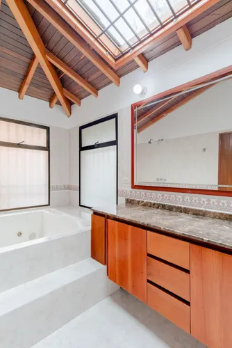 Casa En Venta En El Poblado. Cod V4490