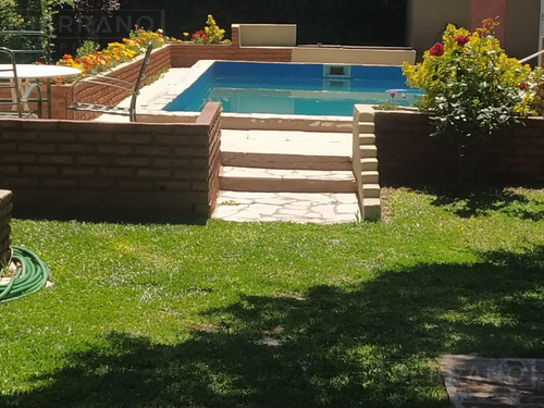 Casa En Venta 6 Ambientes,-pileta Climatizada-calle Saavedra Al 600-parque Sakura