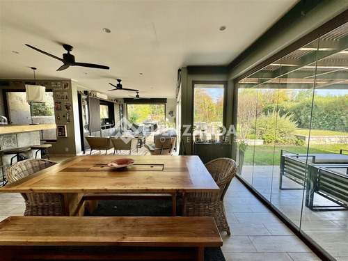 Casa En Venta De 5 Dorm. En Colina
