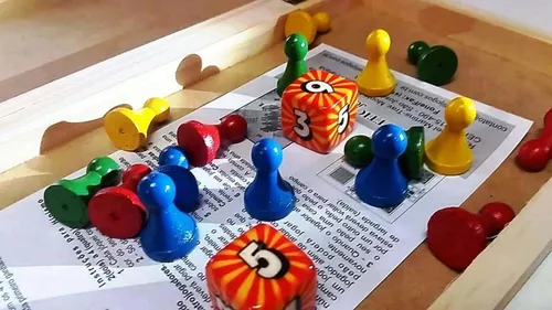 16 Peões Pinos Em Madeira Jogo De Tabuleiro De Ludo