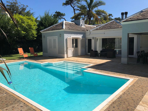 Casa Con Amplio Jardín, Piscina Y Cerca Del Mar.