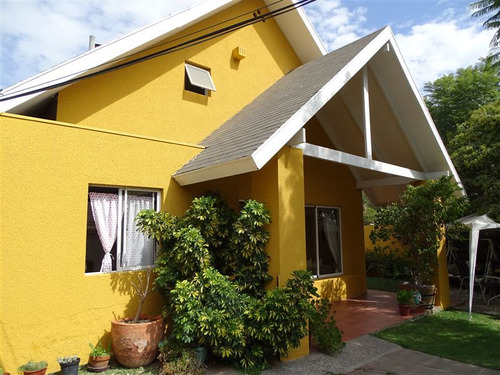 Casa En Venta De 3 Dorm. En Peñalolén