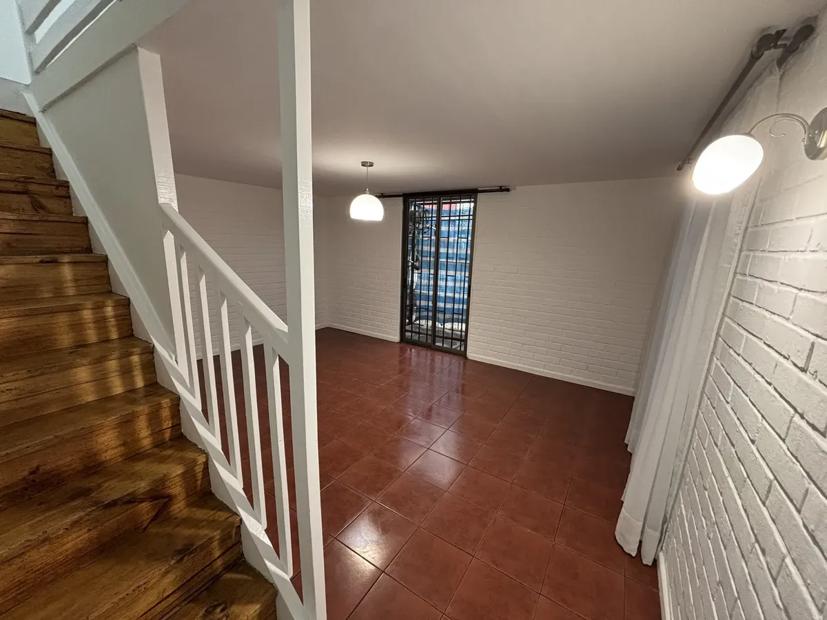 Imagen 2 de 17 de Casa Remodelada A Pasos Del Metro, Jardín Y Estacionamiento.