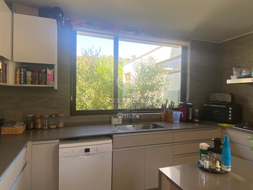 Cálida Casa Con Vista Panorámica En Condominio Seguro