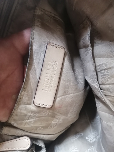 Imagen 7 de 10 de Bolso De Mano M K Dorado Metálico Entre Ahulado