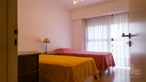 Venta Duplex En Ultimo Piso , Playa Grande,6 Amb Dep Quincho
