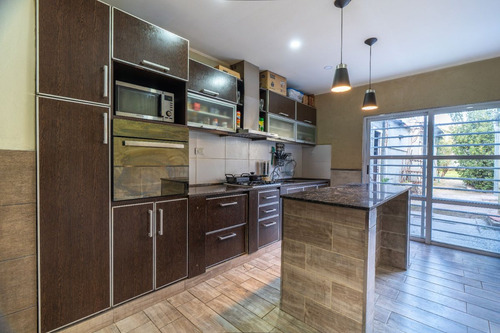Venta Casa Con Fondo , Quincho Y Cochera En Wilde