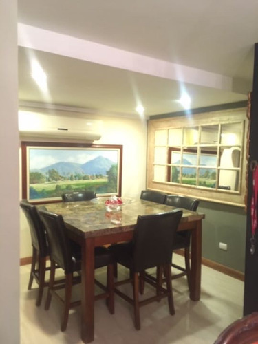 Se Vende Townhouse 397 M2. 4 Hab +s/5baños+s/2p. Los Chorros