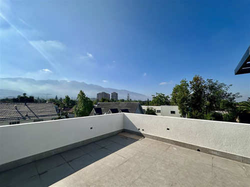Casa En Venta De 3 Dorm. En Las Condes