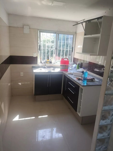 Imagen 1 de 9 de Apto Tipo Casita Interior Con Patio En Av Gral San Martin Y Pablo Ehrlich 1 Dormitorio Con Patio Reciclado. Interior Con Rejas Y Sin Gc