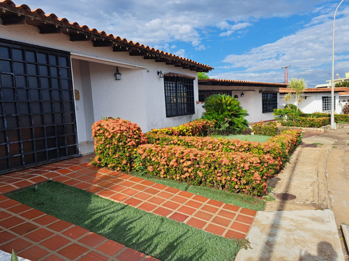 Cómoda Y Acogedora Casa De Un Nivel En Villa Africana