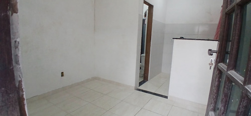 Kitinet De Laje Podendo Construir Em Cima. Pequeno Quintal