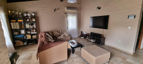 Casa Quinta En Venta 4 Ambientes González Catan Con Jardin Y Pileta