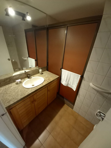 Imagen 11 de 14 de Excelente Apto. En Punta Carretas, 3 Dormitorios Más Servicio Completo. 2 Baños 1 En Suite Y Garaje. Estupenda Ubicación A Pasos De La Rambla, El Golf Y Punta Carretas Shopping.