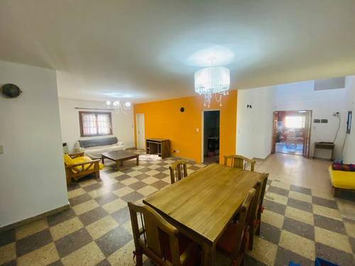 Venta Casa 6 Ambientes Cochera Longchamps