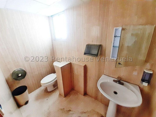 Se Vende Excelente Local Comercial En La Avenida Victoria 24-18285