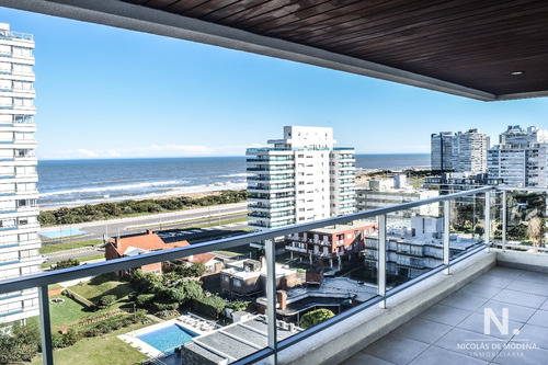 Vende Apartamento De 2 Dormitorios, Con Vista Al Mar En Punta Del Este.