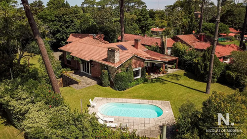 Vende Casa En Cantegril, Punta Del Este. 