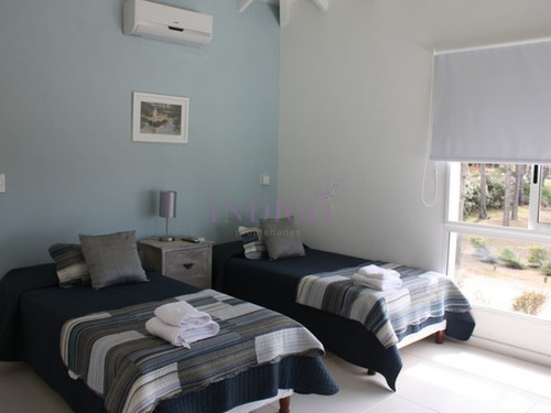 Imagen 7 de 12 de Casa En Venta Y Venta En Pleno Montoya, 6 Dormitorios Mas Dependencia De Servicio.