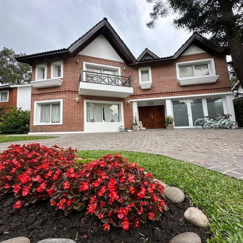 Casa De 6 Ambientes Con Quincho Y Parque Con Piscina En Barrio En Parque Leloir