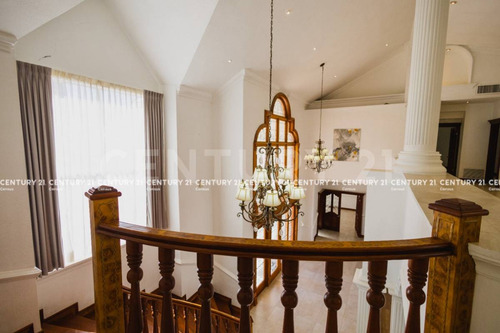 Casa En Venta Con Alberca, En Fraccionamiento Hacienda Santa Fe Chihuahua, Chih.