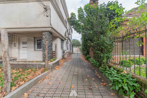 Venta De Casas De Altos En Malvin A Metros Del Mar, Cochera