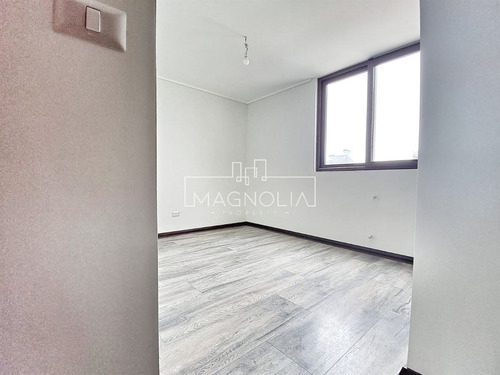 Casa En Venta De 3 Dorm. 4 Baños Más Escritorio, En Concón