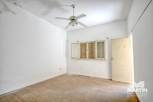 Casa 3 Ambientes Con Cochera Para Mejorar. Zona Comercial.