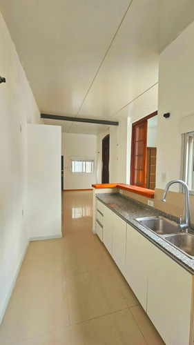 Casa En Tres Cruces, Con Renta De $ 32.000/mes Con Garantía Anda. A 1 Cuadra De Bulevar Artigas Y 2 Del Shopping Y Terminal