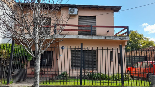 Venta Robusta Y Solida Casa En Lindo Barrio 3 Dormitorios Jardín Cochera Varios Vehículos