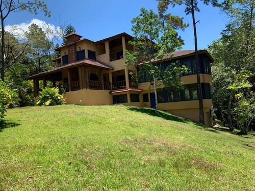 Vendo Villa En Jarabacoa Con Amplio Terrenos