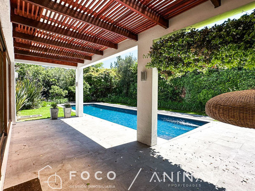 Casa En Venta De 6 Dorm. En Lo Barnechea