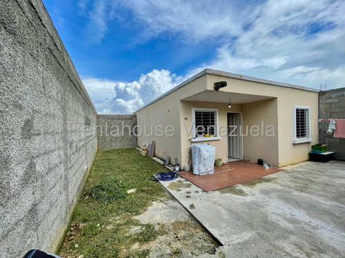María Valera Vende Hermosa Casa En La Ensenada.