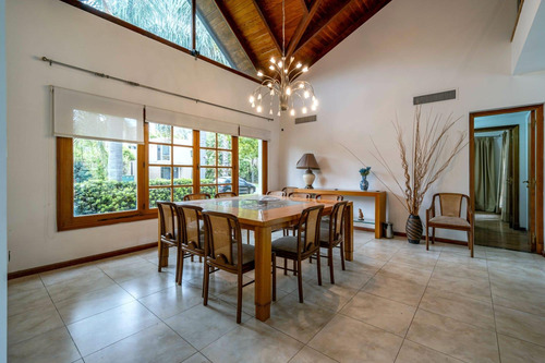 Venta/permuta Casa De 4 Dormitorios Con Amenities. San Marino, Funes Hills.