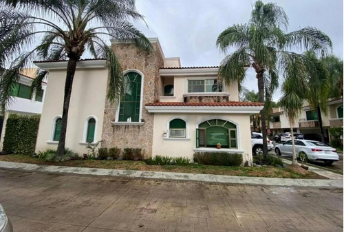 Venta De Casa En Honorato Balzac, Jardines De La Patria, Zapopan, Jalisco. Oe