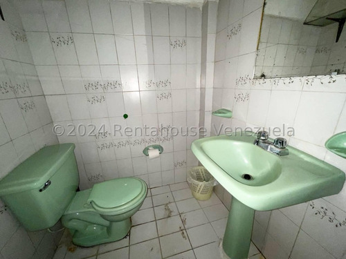 Casa En Alquiler Con Amplios Espacios En San Ignacio Maracay Estacionamiento Techado Agua Constante Estef 25-3327