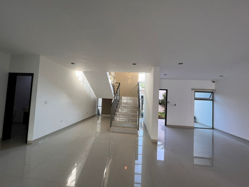 Casa En Montebello Con Alberca Y Espacios Amplios