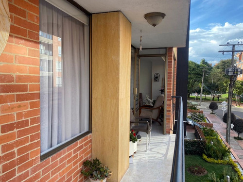 Apartamento Exterior De 109 M2 En Puente Largo, 3 Alcobas, 3 Baños, Balcón.