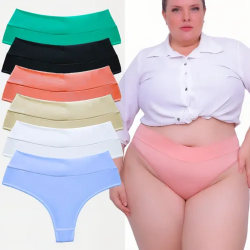 Modelo plus size vestindo calcinha rosa de cintura alta ao lado de uma pilha de cinco calcinhas em cores variadas: verde, preta, laranja, bege, branca e azul claro