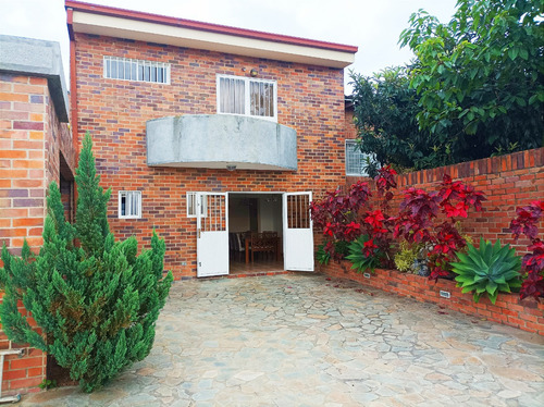 En Venta Casa De 2 Plantas Precio De Oportunidad, Cocina Concepto Abierto, Calle Cerrada, Urbanización Alto Hatillo. Ln